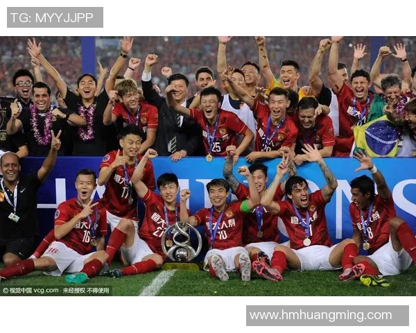 足球明星荣耀时刻举起奖杯的精彩瞬间展现团队的奋斗与胜利 足球明星荣耀时刻举起奖杯的精彩瞬间展现团队的奋斗与胜利